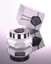 FLOWERBOMB is a floral explosion, a profusion of flowers that has the power to make everything seem more positive. Drape your skin in velvet with the luxurious Bomblicious Body Cream. FLOWERBOMB is a floral explosion, a profusion of flowers that has the power to make everything seem more positive. Drape your skin in velvet with the luxurious Bomblicious Body Cream.
