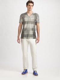 Remarkably soft cotton v-neck finished with an abstract check-pattern print.V-neckCottonMachine washMade in Italy Remarkably soft cotton v-neck finished with an abstract check-pattern print.V-neckCottonMachine washMade in Italy
