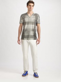 Remarkably soft cotton v-neck finished with an abstract check-pattern print.V-neckCottonMachine washMade in Italy