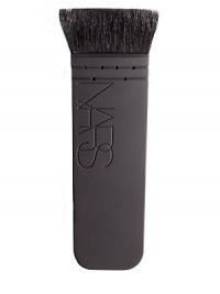 Super black goat hair in a small, flat and angular design ideal for blending and contouring. 