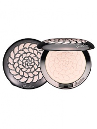 Guerlain, the pioneer and leader of powders, develops a pressed powder in perfect osmosis with the skin. This fine, ultra-light and imperceptible correcting powder delivers radiance in its purest form thanks to light itself.Nestled in an elegant new powder case, you can carry it all day long for a radiant complexion in all circumstances.