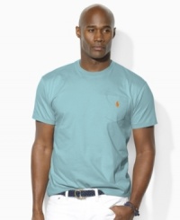 Short-sleeved t-shirt, cut for a comfortable, classic fit. With a chest pocket. Short-sleeved t-shirt, cut for a comfortable, classic fit. With a chest pocket.