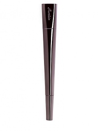 The prodigious Le 2 de Guerlain mascara quickly claimed its place as the must-have tool in all makeup pouches. The main brush provides volume, length and curl for the longest lashes, while the mini-brush helps to precisely define all small lashes and lower lashes. The prodigious Le 2 de Guerlain mascara quickly claimed its place as the must-have tool in all makeup pouches. The main brush provides volume, length and curl for the longest lashes, while the mini-brush helps to precisely define all small lashes and lower lashes.