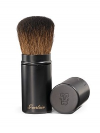 Inspired by the brushes used by traditional Japanese theater actors, this retractable Kabuki brush makes it possible to crush and perfectly smooth the bronzing pigments over the skin for a seamlessly even and luminous result. In its incredibly chic black matte metal case, you will find the perfect bristle density brush for applying just the right amount of Terracotta bronzing powder. It guarantees flawless, streak-free color. Inspired by the brushes used by traditional Japanese theater actors, this retractable Kabuki brush makes it possible to crush and perfectly smooth the bronzing pigments over the skin for a seamlessly even and luminous result. In its incredibly chic black matte metal case, you will find the perfect bristle density brush for applying just the right amount of Terracotta bronzing powder. It guarantees flawless, streak-free color.