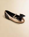 The classic Mary Jane ballerina flat in supple leather with elastic strap for easy on and off, plus a patent leather bow.Slip-on with elastic strapLeather upperLeather liningSynthetic solePadded insoleImported