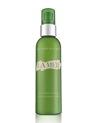 A mesh-like sea gel, La Mer The Radiant Infusion is a high-potency treatment that delivers extreme radiance, clarity, pore-minimizing and tone on demand. Vital ingredients-ionizing sea salts, Radiant Ferments and super antioxidants-are suspended within a radical, fluid architecture that expands and contracts as necessary. Immediately, skin looks bright and refreshed. Pores that may have lost their integrity look tightened and refined, toning the skin's appearance. A natural source of electrolytes essential to the body's well-being, ionizing sea salts work in The Radiant Infusion to release a flood of beneficial negative ions, immediately energizing the skin and awakening a healthy, more vital and luminous appearance. Augmented with La Mer's exclusive Lime Tea. A mesh-like sea gel, La Mer The Radiant Infusion is a high-potency treatment that delivers extreme radiance, clarity, pore-minimizing and tone on demand. Vital ingredients-ionizing sea salts, Radiant Ferments and super antioxidants-are suspended within a radical, fluid architecture that expands and contracts as necessary. Immediately, skin looks bright and refreshed. Pores that may have lost their integrity look tightened and refined, toning the skin's appearance. A natural source of electrolytes essential to the body's well-being, ionizing sea salts work in The Radiant Infusion to release a flood of beneficial negative ions, immediately energizing the skin and awakening a healthy, more vital and luminous appearance. Augmented with La Mer's exclusive Lime Tea.