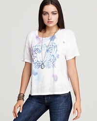A tiger graphic lends fierceness to this chicly slouchy CHASER tee. A tiger graphic lends fierceness to this chicly slouchy CHASER tee.