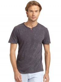 THE LOOKDistressed look with bleached detailsSplit neckShort sleevesTHE MATERIALCottonCARE & ORIGINMachine washImported THE LOOKDistressed look with bleached detailsSplit neckShort sleevesTHE MATERIALCottonCARE & ORIGINMachine washImported