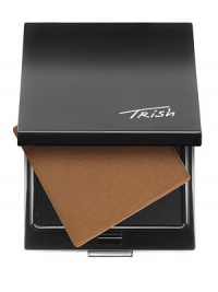 This innovative bronzer for all skin tones delivers a soft golden glow for a lit-from-within look. The ultra-fine powder glides evenly onto skin to create all-over warmth and definition while adhering for long-wear. Trish prescribes this illuminating bronzer year-round for a healthy, natural glow.