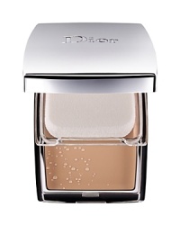 An ultra-light water-based creme-gel foundation that melts onto the skin and transforms into a soft powder to offer a satiny finish and velvety softness. An ultra-light water-based creme-gel foundation that melts onto the skin and transforms into a soft powder to offer a satiny finish and velvety softness.