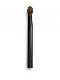 Crafted to apply just the right amount of color to the eyelids, the luxurious large eye contour brush makes blending and highlighting a breeze. Its soft bristles gently dress lids in a smooth wash of color. Crafted to apply just the right amount of color to the eyelids, the luxurious large eye contour brush makes blending and highlighting a breeze. Its soft bristles gently dress lids in a smooth wash of color.