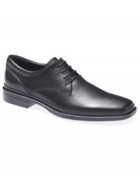 Step to the office with cool confidence and lace up in these smooth, plain toe oxford men's dress shoes from Calvin Klein. Step to the office with cool confidence and lace up in these smooth, plain toe oxford men's dress shoes from Calvin Klein.
