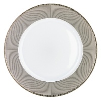 Métropolis has a geometric pattern that completely covers the rim and gives it a relief effect. Métropolis, in Limoges porcelain, has the essential pieces to set the perfect table. Métropolis has a geometric pattern that completely covers the rim and gives it a relief effect. Métropolis, in Limoges porcelain, has the essential pieces to set the perfect table.