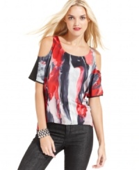Make an impression in this DKNY Jeans top, featuring a bold, abstract painterly print. Make an impression in this DKNY Jeans top, featuring a bold, abstract painterly print.