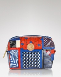 Beauty is in bloom with this printed cosmetics case from Tory Burch, finished with the label's signature logo. Beauty is in bloom with this printed cosmetics case from Tory Burch, finished with the label's signature logo.
