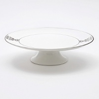 Vera Wang, in collaboration with Wedgwood, has designed a tableware collection full of understated elegance, classic beauty that embraces the ultra chic, sophisticated style that Vera is known for. Imperial Scroll features a graceful platinum scroll adornment that brings to mind ancient royal artwork.