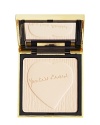 This beautiful pressed powder comes with an emblematic Yves Saint Laurent motif: An embossed heart with Mr. Yves Saint Laurents signature. Its ultra-fine texture and amazing association of Ampli-Light+ light complex, leaves the complexion perfectly matt.