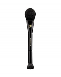 This versatile, dual-ended natural-hair brush is the ideal partner to contour the face and create a customized, naturally sculpted look. The flat, oval shape gently lays product on the skin, while the flat circular tip gives a precise application. This versatile, dual-ended natural-hair brush is the ideal partner to contour the face and create a customized, naturally sculpted look. The flat, oval shape gently lays product on the skin, while the flat circular tip gives a precise application.