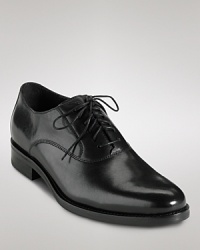 With its concealed NIKE AIR technology in the heel, this handsome dress shoe blends comfort and style with ease. With its concealed NIKE AIR technology in the heel, this handsome dress shoe blends comfort and style with ease.