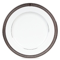 Add new polish to formal tables with the lustrous Chain Bracelet oval platter. White bone china wrapped in bands of textured platinum evokes the woven silver bangles and watch bands that make your own look timeless.
