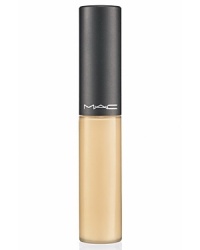 A luxuriously blendable moisturizing concealer in a tube with built-in brush-tipped wand applicator. Goes on exactly where you want it: blends in for a natural satin-smooth ultra-moisturized finish. Layers up for added coverage. Line-softening, skin-perfecting: The Pros' “select” for under-eyes and delicate skin. Wide shade range provides soft, natural camouflage. Use with the 194 Concealer Brush.