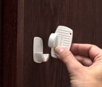 KidCo Adhesive Mount Magnet Key and Holder KidCo Adhesive Mount Magnet Key and Holder