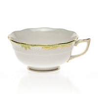 While complementary to the Queen Victoria collection, this Herend dinnerware makes an elegant set on its own with regal gold accents and a scalloped edge. While complementary to the Queen Victoria collection, this Herend dinnerware makes an elegant set on its own with regal gold accents and a scalloped edge.