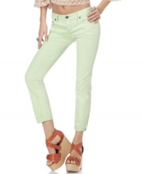 In spring's coolest shade, these mint-colored Free People cropped skinny jeans will have all the fashionistas green with envy! In spring's coolest shade, these mint-colored Free People cropped skinny jeans will have all the fashionistas green with envy!
