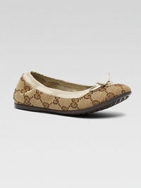 Crafted in iconic GG fabric in a ballet flats silhouette with bow detail at the vamp.Slip-onOriginal GG fabric upperFabric liningRubber solePadded insoleMade in Italy Crafted in iconic GG fabric in a ballet flats silhouette with bow detail at the vamp.Slip-onOriginal GG fabric upperFabric liningRubber solePadded insoleMade in Italy