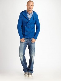 Classic fit style in a light blue wash, manually washed and treated to a finish that looks well-worn.Five pocket styleButtonfrontInseam, about 33½CottonMachine washImported Classic fit style in a light blue wash, manually washed and treated to a finish that looks well-worn.Five pocket styleButtonfrontInseam, about 33½CottonMachine washImported