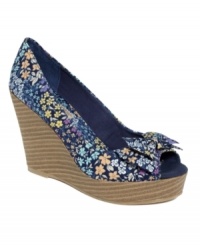 Give your warm-weather wardrobe a boost with the sweet style of the Lalla wedges by American Rag. A bow-accented peep toe lends a cute touch to the casual fabric upper. Give your warm-weather wardrobe a boost with the sweet style of the Lalla wedges by American Rag. A bow-accented peep toe lends a cute touch to the casual fabric upper.
