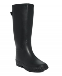 The Emilie rain boots by Tretorn keep stormy weather style simple and chic with their classic profile, adjustable buckle and monochromatic styling. The Emilie rain boots by Tretorn keep stormy weather style simple and chic with their classic profile, adjustable buckle and monochromatic styling.