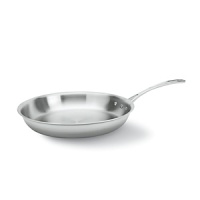 This Tri-Ply Calphalon omelette pan features a cool V stainless steel handle. Classic vessel design, induction capable magnetic stainless steel exterior. This Tri-Ply Calphalon omelette pan features a cool V stainless steel handle. Classic vessel design, induction capable magnetic stainless steel exterior.