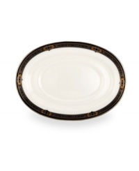 The Vintage Jewel pattern from Lenox's dinnerware and dishes collection evokes a more gracious era, combining white bone china with a dark, richly patterned band accented with subtle touches of cobalt blue.