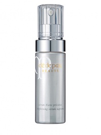 An advanced-performance brightening serum which defies conditions that lead to dark spots. Creates a dramatically luminous, even-toned complexion that appears to glow from within. Contains exclusive Clé de Pea Beauté ingredients including Illuminating Complex to reduce cellular stress, regulate cell turnover and improve skin's barrier function. It also includes Brilliant Color Controller to prevent the skin from appearing dull from collagen glycation. An advanced-performance brightening serum which defies conditions that lead to dark spots. Creates a dramatically luminous, even-toned complexion that appears to glow from within. Contains exclusive Clé de Pea Beauté ingredients including Illuminating Complex to reduce cellular stress, regulate cell turnover and improve skin's barrier function. It also includes Brilliant Color Controller to prevent the skin from appearing dull from collagen glycation.