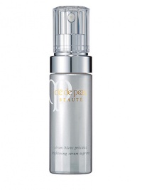 An advanced-performance brightening serum which defies conditions that lead to dark spots. Creates a dramatically luminous, even-toned complexion that appears to glow from within. Contains exclusive Clé de Pea Beauté ingredients including Illuminating Complex to reduce cellular stress, regulate cell turnover and improve skin's barrier function. It also includes Brilliant Color Controller to prevent the skin from appearing dull from collagen glycation.