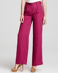 A high waist, defining pleats and an exposed front zip - on-trend details that bring modern edge to this casually chic wide-leg pant. A high waist, defining pleats and an exposed front zip - on-trend details that bring modern edge to this casually chic wide-leg pant.