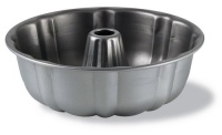 Calphalon Classic Bakeware 10-Inch Nonstick Bundt Cake Pan Calphalon Classic Bakeware 10-Inch Nonstick Bundt Cake Pan