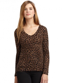 THE LOOKLuxe 2-ply cashmere from expertly maintained inner Mongolian cashmere goatsFeatures long, fine, smooth fibers top-dyed for maximum color saturationLeopard printRibbed v-neckLong ribbed cuff sleevesRibbed hemTHE FITAbout 24 from shoulder to hemTHE MATERIALCashmereCARE & ORIGINDry cleanImportedModel shown is 5'10 (177cm) wearing US size Small. 