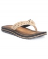 Can you hear the beach calling your name? With the Flip Plymouth sandals by Clarks, you'll be ready for warmth with supple leather, natural braiding and a a super-soft sole for added comfort.