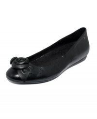 Leather floral detailing injects a dose of spring into the Faye Flower flats by Rockpork. A rubber sole provides lightweight shock absorptions for reduced foot and leg fatigue. Leather floral detailing injects a dose of spring into the Faye Flower flats by Rockpork. A rubber sole provides lightweight shock absorptions for reduced foot and leg fatigue.