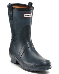 The classic Hunter rain boot, in tough waterproof rubber, with pull tabs on either side for an easy on/off. The classic Hunter rain boot, in tough waterproof rubber, with pull tabs on either side for an easy on/off.