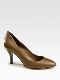 Leather mid-heel pump with a thin horsebit and interlocking G detail on the back heel. Self-covered heel, 3¼ (80mm)Leather upperLeather lining and solePadded insoleMade in Italy Leather mid-heel pump with a thin horsebit and interlocking G detail on the back heel. Self-covered heel, 3¼ (80mm)Leather upperLeather lining and solePadded insoleMade in Italy