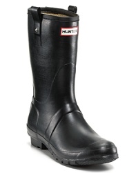 The classic Hunter rain boot, in tough waterproof rubber, with pull tabs on either side for an easy on/off. The classic Hunter rain boot, in tough waterproof rubber, with pull tabs on either side for an easy on/off.