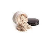 Laura Mercier Loose Setting Powder contains the finest French cashmere talc, resulting in a sheer, silky powder that looks & feels natural. A unique light-reflecting ingredient creates a soft-focus appearance for fine lines & imperfections.