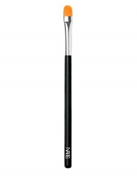 Flat domed nylon brush allows for a more natural, exact application and improved blending around the eye area, especially the often ignored inner bridge of the nose. Flat domed nylon brush allows for a more natural, exact application and improved blending around the eye area, especially the often ignored inner bridge of the nose.