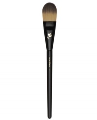 This easy-to-clean, synthetic bristled brush is the perfect partner to all liquid foundations. The tapered edge blends liquid makeup for a natural, even look. Brush hairs are softer, and have a more graduated tip for even, controlled blending.