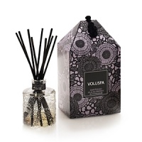 Ripe huckleberries blend with woodsy vanilla pods and sweet sugar cane for a scent that is both sophisticated and simple. Ripe huckleberries blend with woodsy vanilla pods and sweet sugar cane for a scent that is both sophisticated and simple.