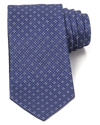 Armani Collezioni crafts this eye-catching tie from Italian silk for a touch of everyday luxury. Armani Collezioni crafts this eye-catching tie from Italian silk for a touch of everyday luxury.