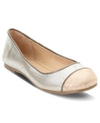 Sparkly capped toes add so much shine. R2's Shar flats put some unexpected glitz into your flats collection. Sparkly capped toes add so much shine. R2's Shar flats put some unexpected glitz into your flats collection.